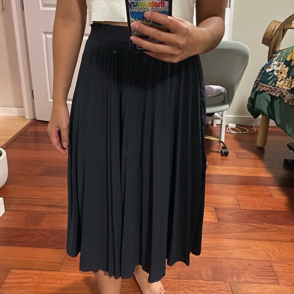 H&M Navy Blue Pleated Skirt - Picture 2 of 2